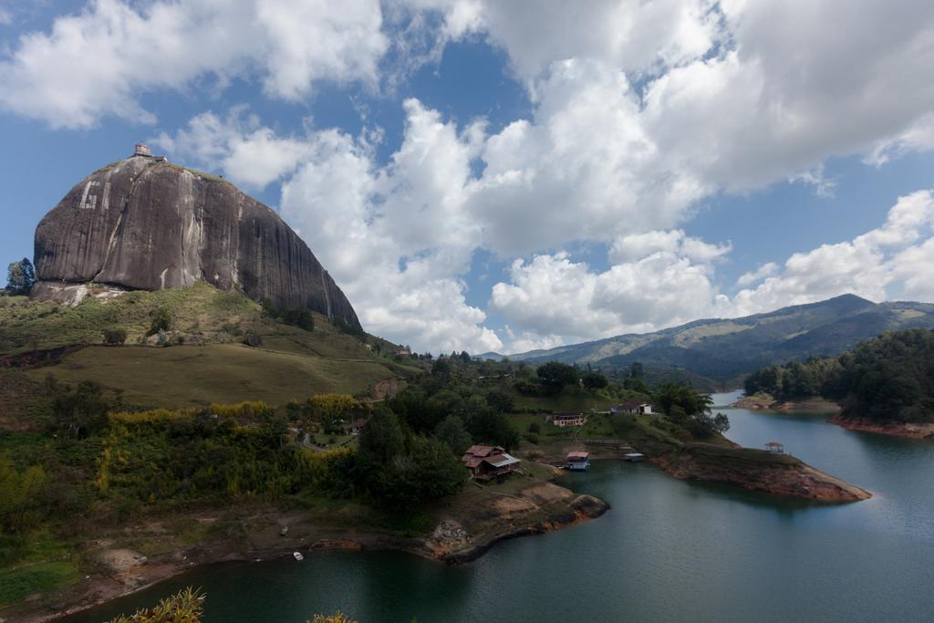 Casa Galeria Guatape Villa Bagian luar foto